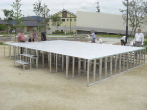 折りたたみ式（組み立て式）アルミ製ステージ　岡山県総社市 組み立て完成
