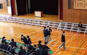 中学校の整列台に