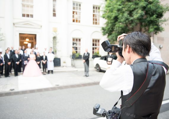 学校イベントや結婚式で撮影した集合写真は、撮影当時の思い出に浸り、過去へタイムスリップしたような気持ちになれる素敵なものです。そんな集合写真をバランスよく撮影するには、ひな段を活用するのがおすすめ。今回は、ひな段の魅力や活用シーン、さらには集合写真をきれいに撮影するためのポイントをご紹介します。