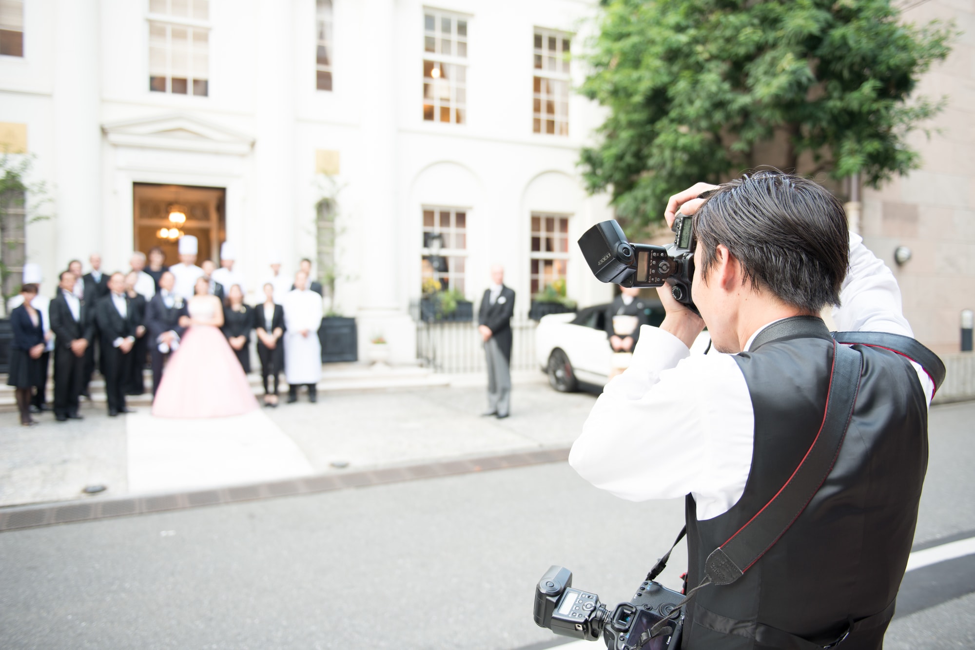 学校イベントや結婚式で撮影した集合写真は、撮影当時の思い出に浸り、過去へタイムスリップしたような気持ちになれる素敵なものです。そんな集合写真をバランスよく撮影するには、ひな段を活用するのがおすすめ。今回は、ひな段の魅力や活用シーン、さらには集合写真をきれいに撮影するためのポイントをご紹介します。