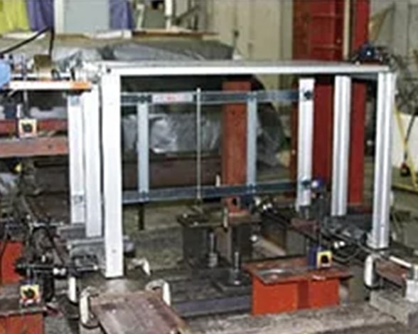 1ユニット（枠+天板）の水平荷重試験の様子