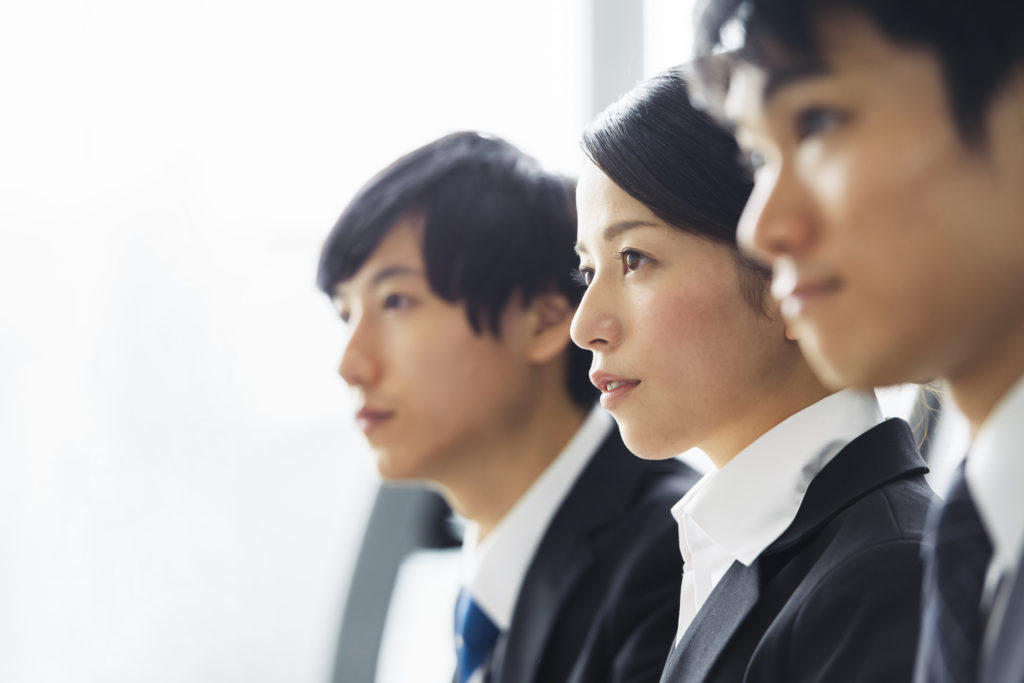 値段も要チェック！入社式の撮影で使用する「ひな段」は購入がおすすめ